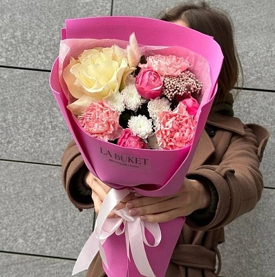 Составной букет из хризантем, диантусов и роз S