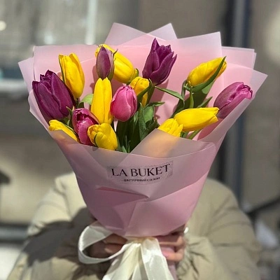 15 тюльпанов микс в оформлении
