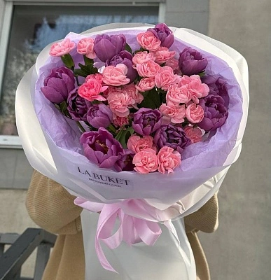 Составной букет из тюльпанов и кустовых диантусов M