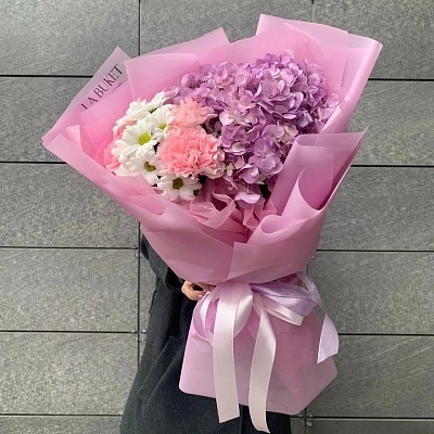 Составной букет из гортензии, кустовой хризантемы и диантусов М