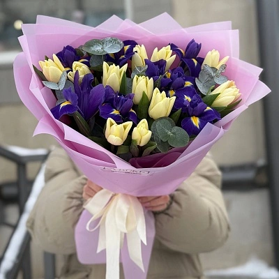 Составной букет из тюльпанов, ирисов и эвкалипта M