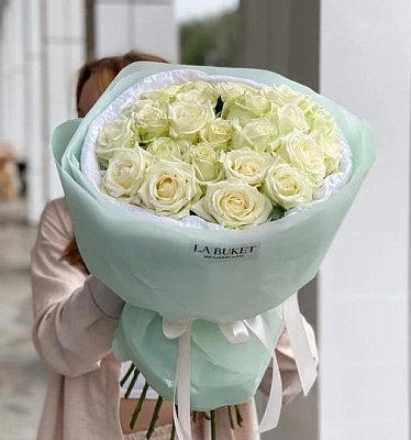 Букет из 25 белых роз в оформлении 50/60 см