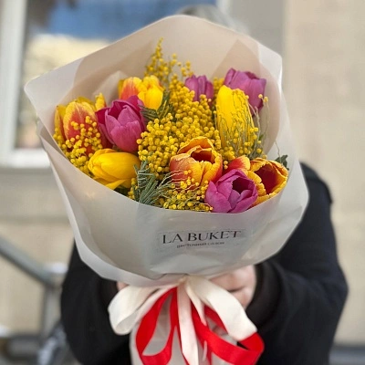 Составной букет из тюльпаном и мимозы S