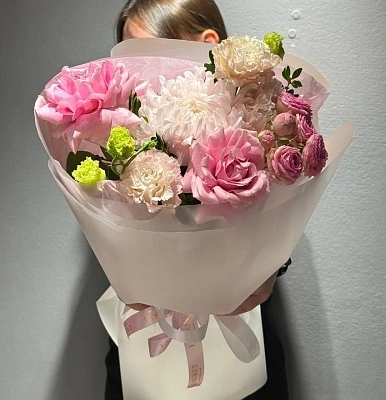 Составной букет из хризантем, роз и эустомы S