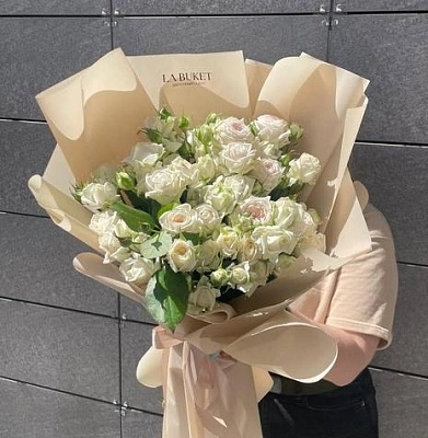 11 белых кустовых пионовидных роз 40/50 см в оформлении