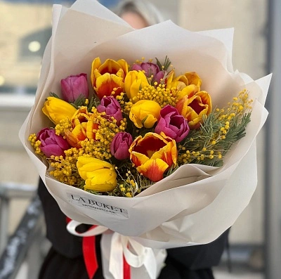 Составной букет из тюльпаном и мимозы M