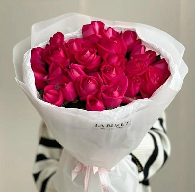 Букет из 25 вишневых роз 50/60 см в стильном оформлении