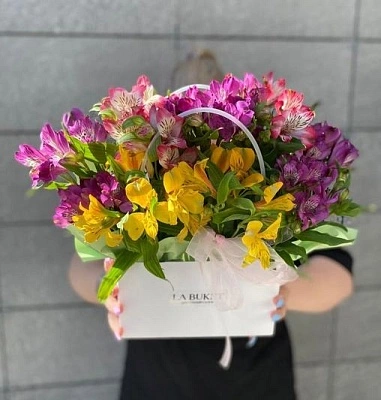 Композиция «Яркие альстромерии в сумочке»