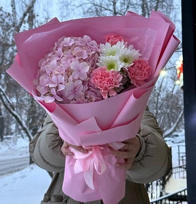 Букет из гортензии, диантусов и хризантемы