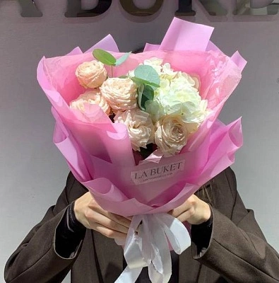 Составной букет из гортензии, кустовой розы и эвкалипта S