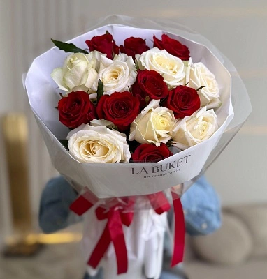 Букет из 15 красных и белых роз