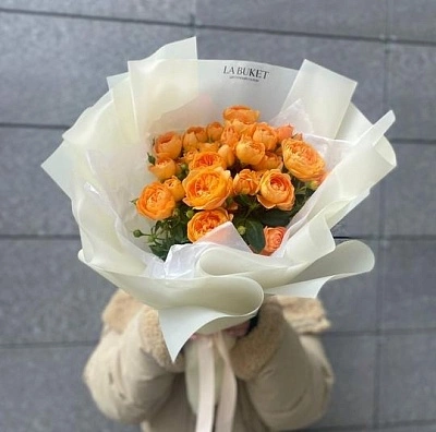 7 мандариновых кустовых пионовидных роз в оформлении