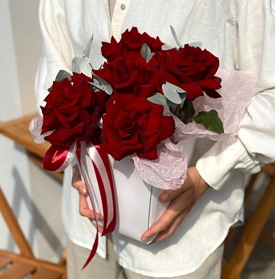 Композиция "5 красных французских роз с эвкалиптом"