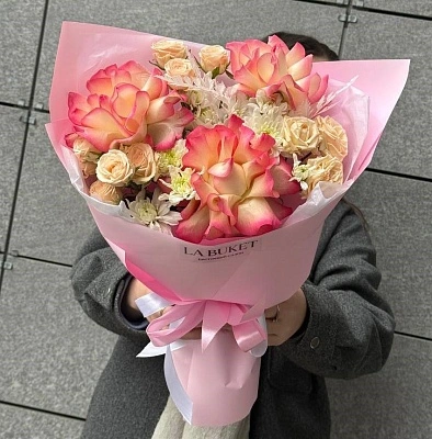 Составной букет из роз, хризантем и папоротника M