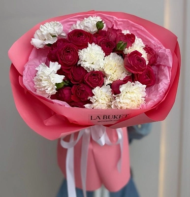 Составной букет из диантусов и кустовых пионовидных роз