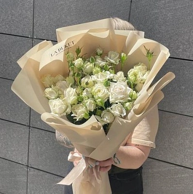 7 белых кустовых пионовидных роз 40/50 см в оформлении