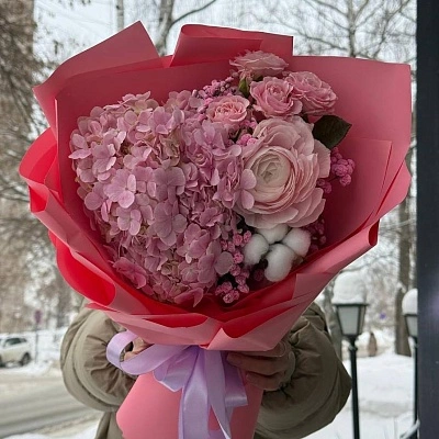 Составной букет из гортензии, ранункулюса и гипсофилы S