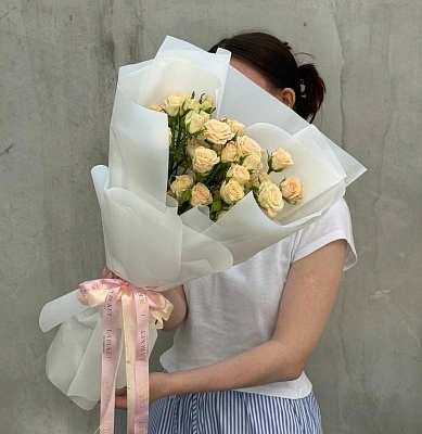 Букет из 7 кремовых кустовых роз 40/50 см