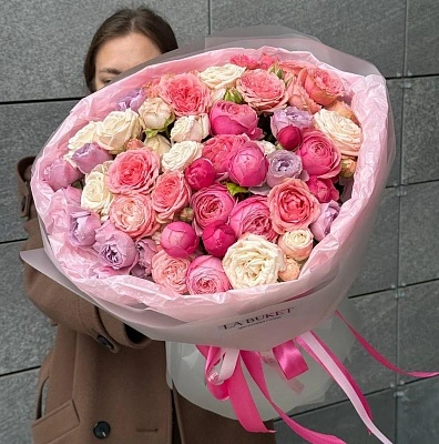 Букет из 35 ягодных кустовых роз