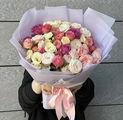 Букет из 25 ароматных кустовых роз