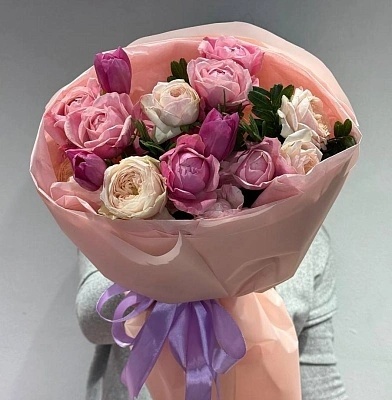 Составной букет из кустовых роз, тюльпанов и зелени S