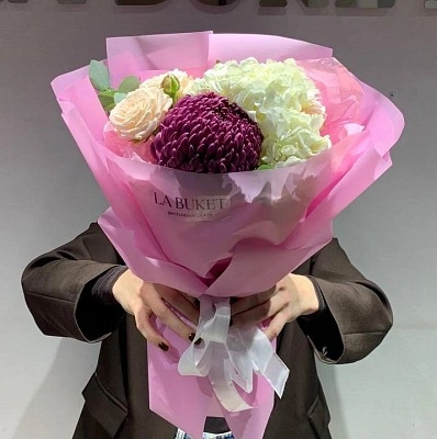 Составной букет из гортензии, кустовой розы и эвкалипта M