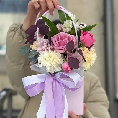 Композиция в сумочке из диантусов, роз и ароматного эвкалипта