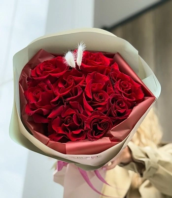 Букет из 9 французских бордовых роз в оформлении