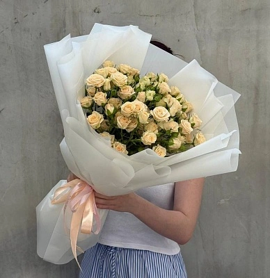 Букет из 15 кремовых кустовых роз 40/50 см