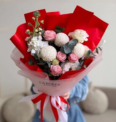 Яркий составной букет с маттиолой и кустовой пионовидной розой