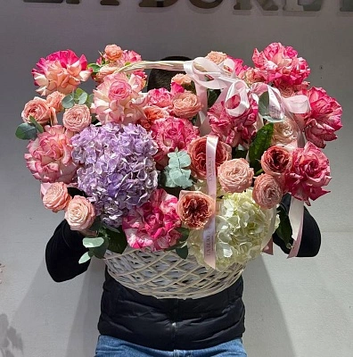 Шикарная композиция из роз, гортензий и зелени