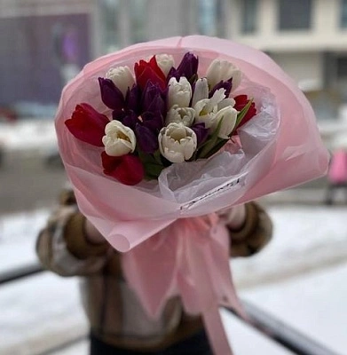 Букет "25 нежных тюльпанов в оформлении"