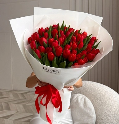 51 красный тюльпан в оформлении