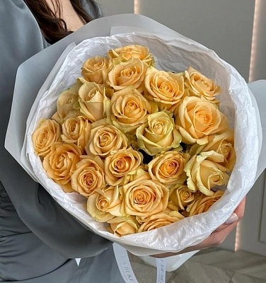 Букет "25 персиковых роз 50/60 см в оформлении""