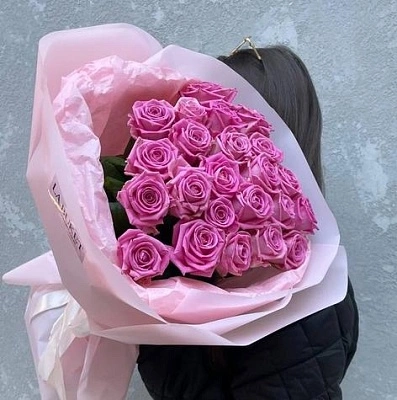 Букет из 25 розовых роз в оформлении 50/60 см