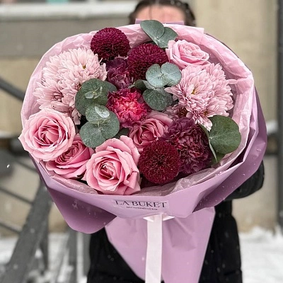 Составной букет из пушистых хризантем, роз и диантусов M