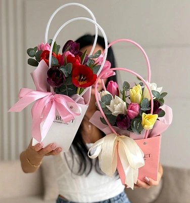 Составная сумочка из тюльпанов и эвкалипта