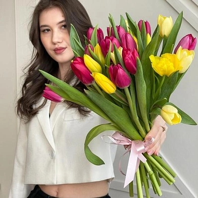 Букет "25 разноцветных тюльпанов в ленту"