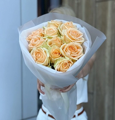 Букет "11 персиковых роз 50/60 см в оформлении"