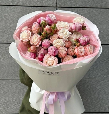 Букет из 11 розовых кустовых пионовидных роз 50/60 см