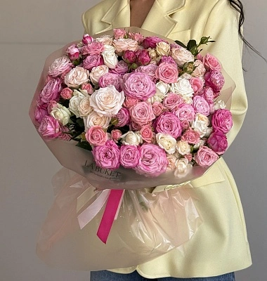 51 нежная кустовая роза в оформлении