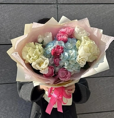 Составной букет из гортензии и и французских роз S