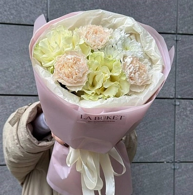 Составной букет из диантусов, французских роз и хризантем S