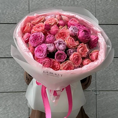 Букет из 25 ягодных кустовых роз