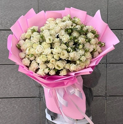 Букет из 35 белых кустовых пионовидных роз 40/50 см в оформлении