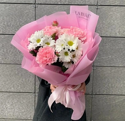 Составной букет из кустовой хризантемы, диантусов и кустовой розы S