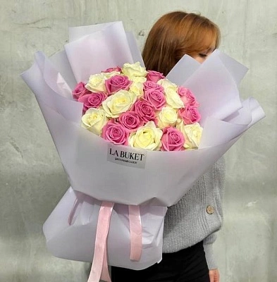 Букет из 25 белых и розовых роз 50/60 см