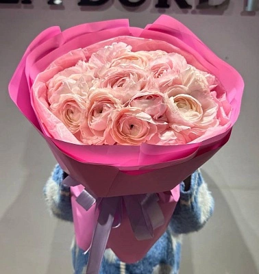 15 ранункулюсов в оформлении