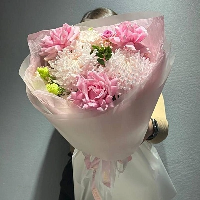 Составной букет из хризантем, роз и эустомы M