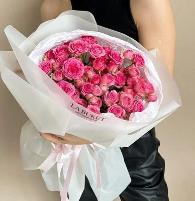 9 кустовых пионовидных роз 40/50 см в оформлении